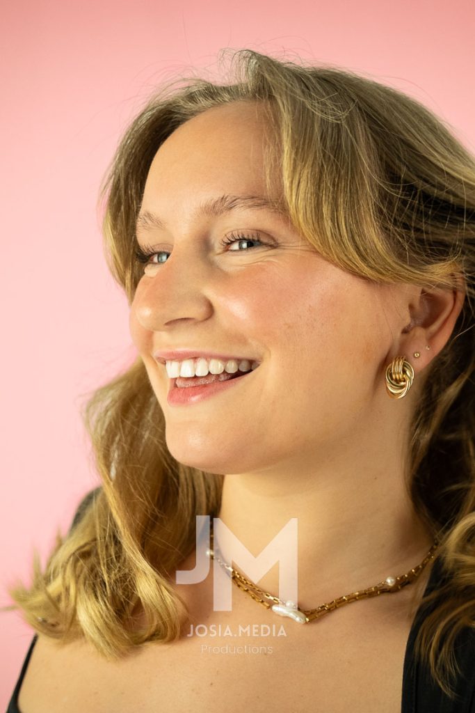Portraitfotograf Köln – Portrait von Madlene - Pink Background