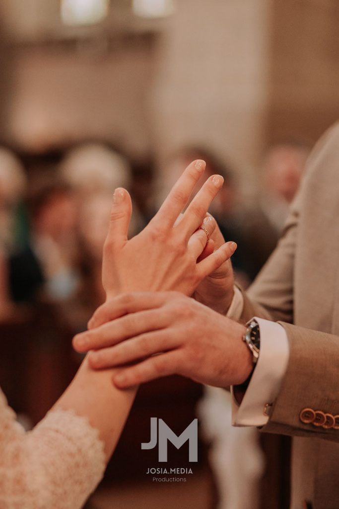 Hochzeitsfotograf Köln – Trauung von Bohdan und Annika Ring wird angesteckt