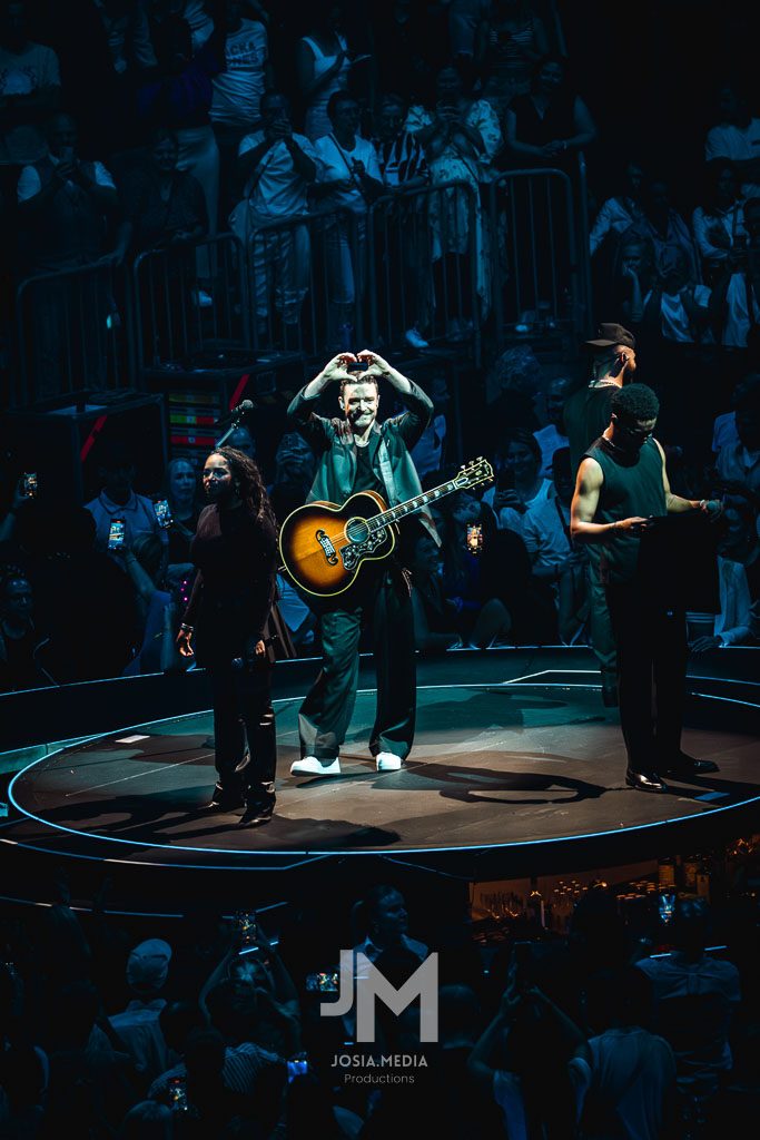 Eventfotograf Köln – Justin Timberlake, Circle Lounge, LANXESS Arena – Herzhand er bedankt sich bei allen mit Gitarre