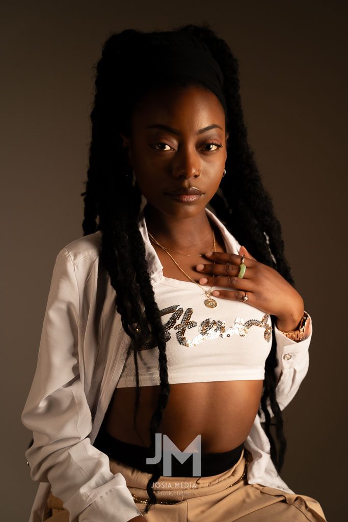 Portraitfotograf Köln – Portrait von Elis Brown Background 3