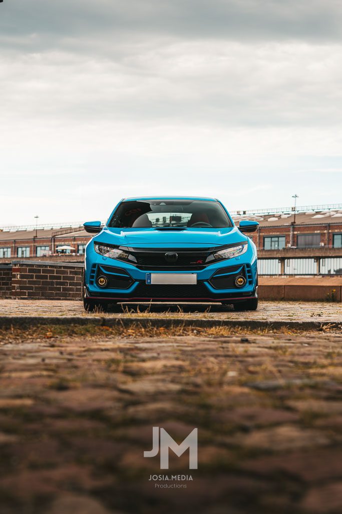Produktfotograf Köln – Honda Civic Type R, blau, Sportsitze, – Bremer Hafen Frontal Frosch perspektive