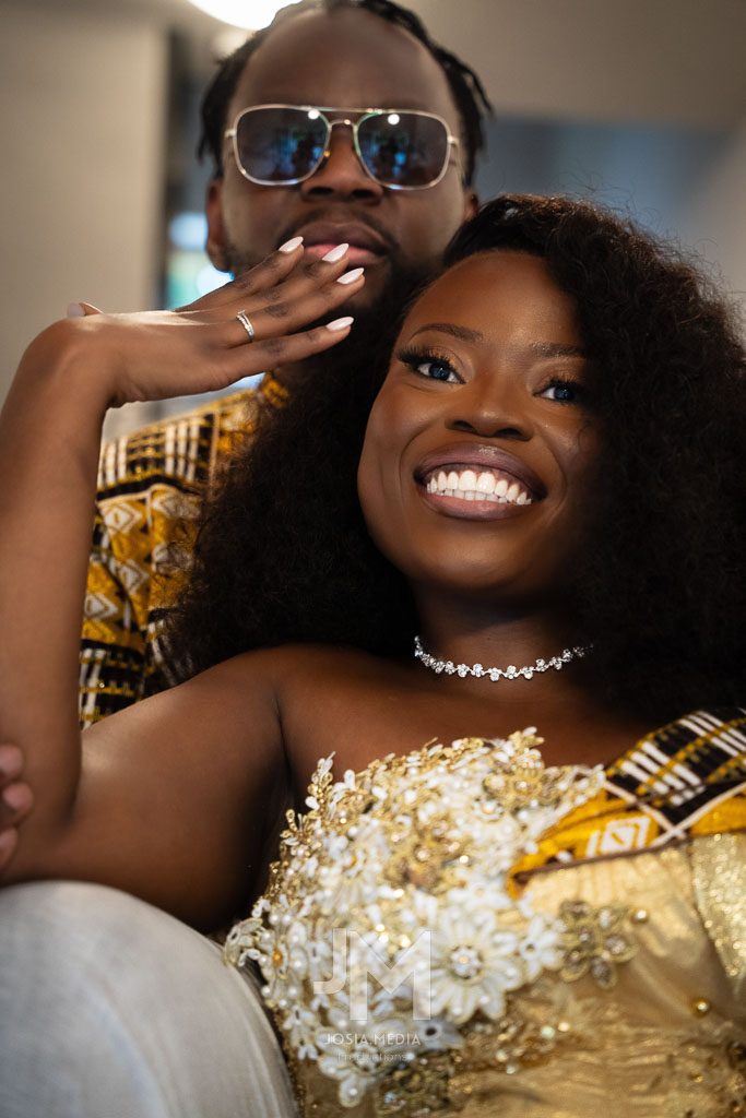 Hochzeitsfotograf Köln – Laffy und Levy - Traditionelle Kongolesische Hochzeit Brautshoot Proud Ring showoff 2