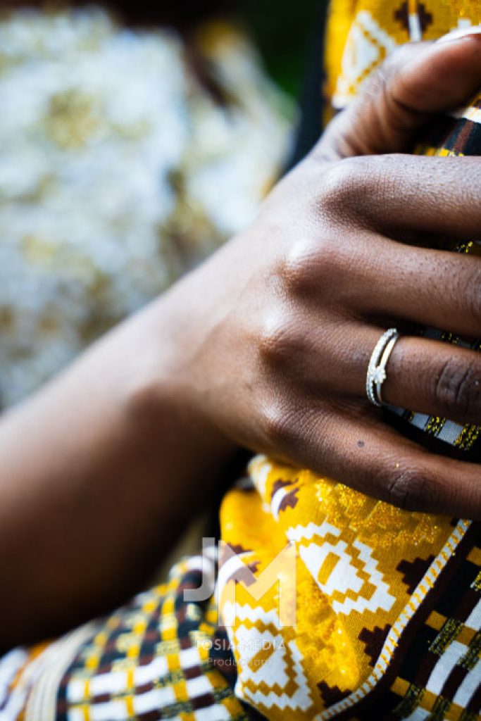 Hochzeitsfotograf Köln – Laffy und Levy - Traditionelle Kongolesische Hochzeit Brautshoot Ring close up