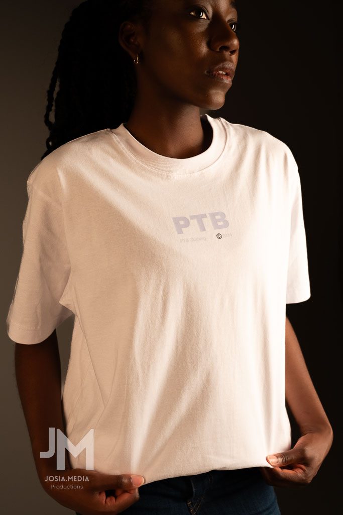 Produktfotograf Köln – Modelshoot für PTB / PawToBorn, Kleidungsdetails, Fashion, – Portrait T-shirt