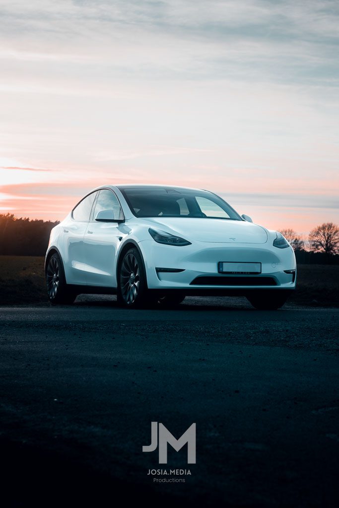 Produktfotograf Köln – Tesla Model Y Performance, sportlich, elektrisch, – Abendsonne